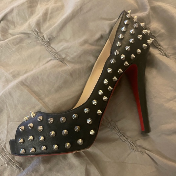 Christian Louboutin Black Very Prive
120 Nappa Studded Pumps size 38.5 - Picture 2 of 8